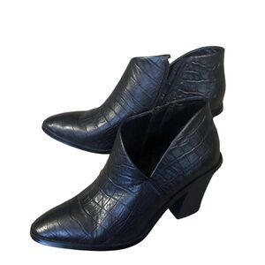 Vince Camuto black crocodile print leather bootie size 8